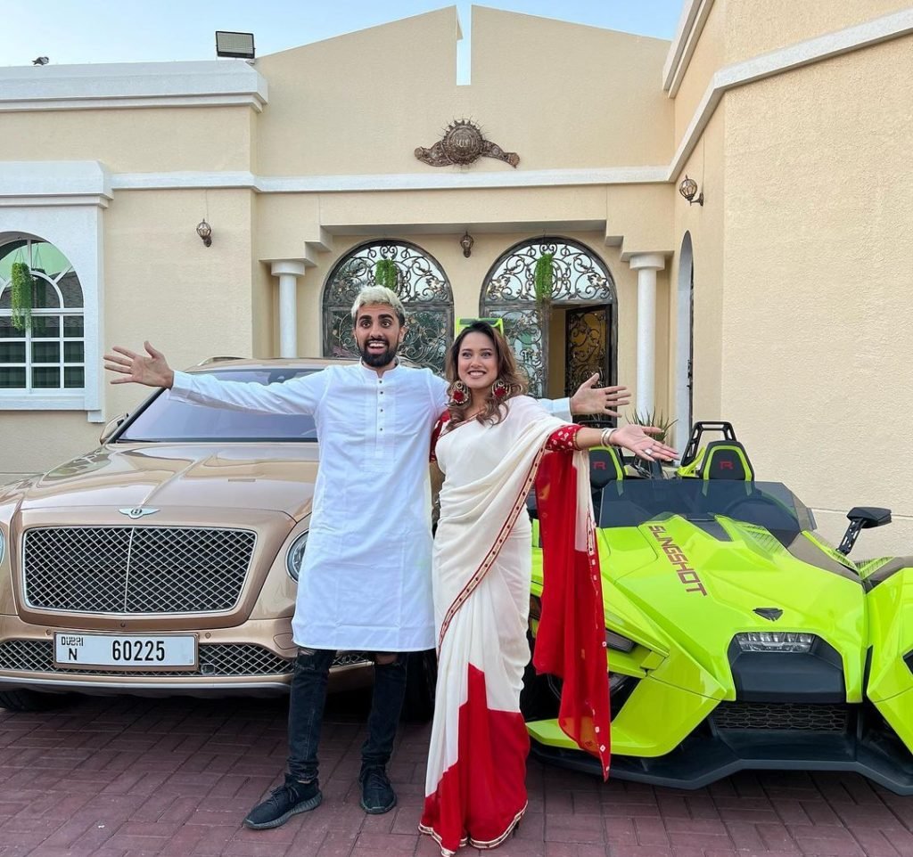 Farnaz Alam with Mo Vlogs